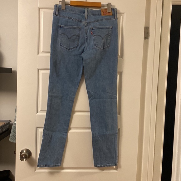 Never Worn Medium Wash Levi’s 312 Shaping Slim Jeans/ size 28 - Picture 3 of 3